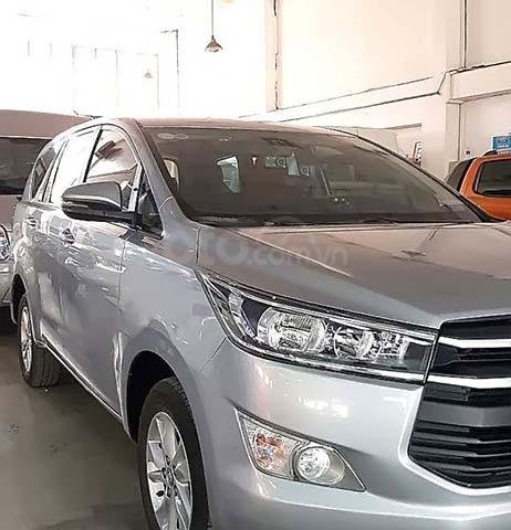 Cần bán Toyota Innova sản xuất 2017, màu bạc, giá 658tr0