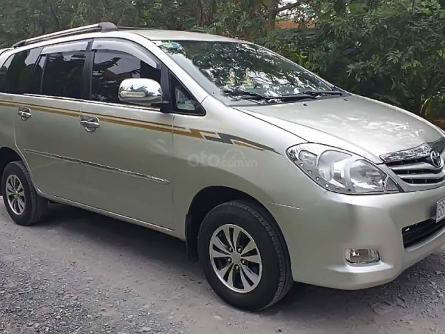 Bán Toyota Innova J đời 2010, màu bạc xe gia đình, giá chỉ 258 triệu0