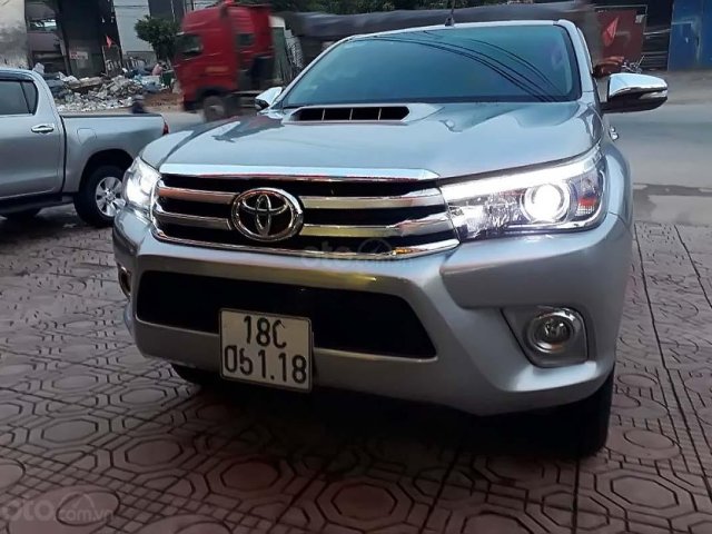 Cần bán Toyota Hilux 3.0G 4x4 AT đời 2015, màu bạc, nhập khẩu 