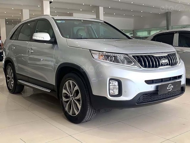 Bán xe Kia Sorento sản xuất 2017, màu bạc số tự động