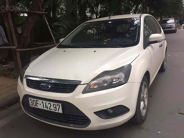 Cần bán xe Ford Focus 1.8AT 2011, màu trắng chính chủ