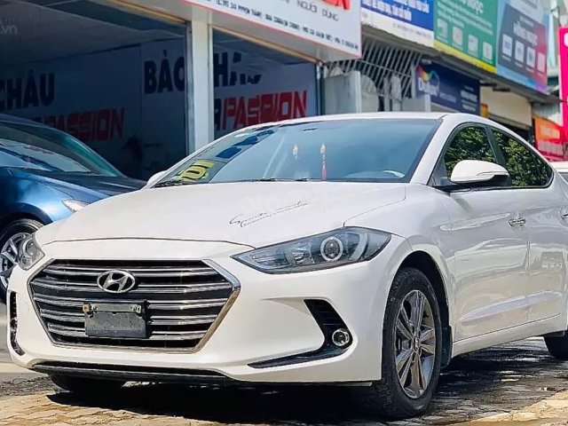 Cần bán lại xe Hyundai Elantra 1.6AT năm sản xuất 2017, màu trắng