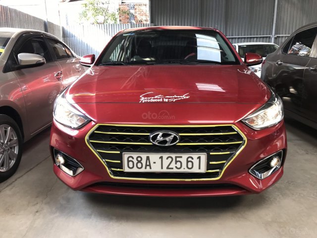 Bán Hyundai Accent 1.4AT màu đỏ số tự động sản xuất 2019 đi 8000km mới 99%