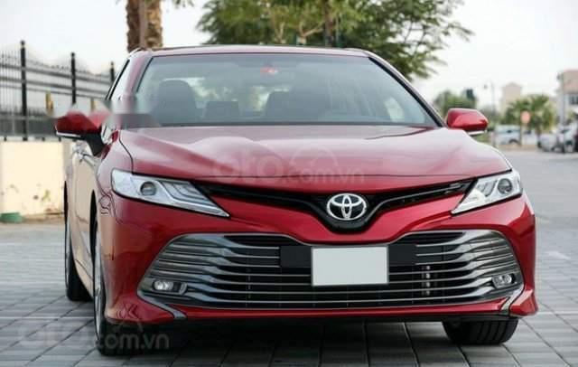 Giao xe tại TP. Hồ Chí Minh_Bán xe Toyota Camry 2.5Q đời 2019, màu đỏ