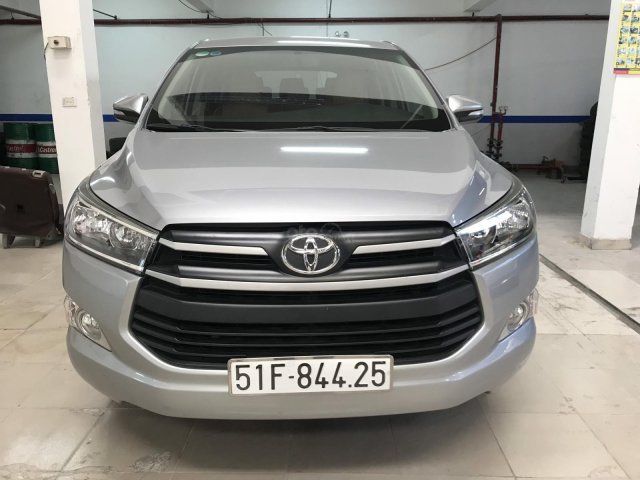 Bán Toyota Innova 2.0E màu bạc số sàn sản xuất cuối 2016 mẫu mới biển SG