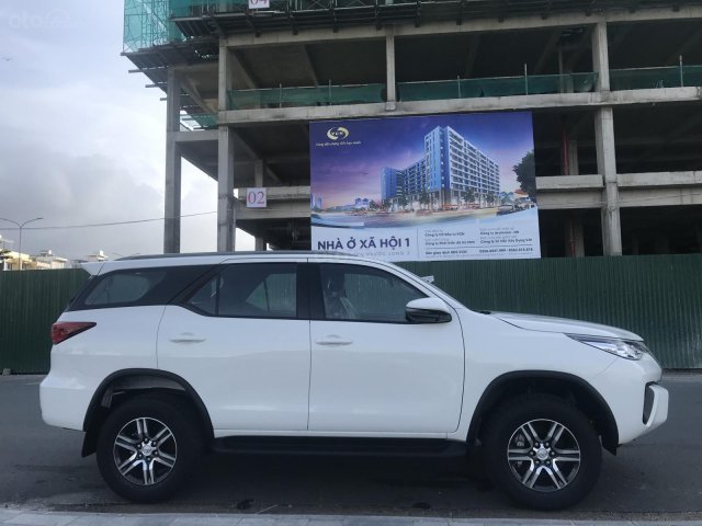 Bán Toyota Fortuner 2.4GMT đời 2019, màu trắng0