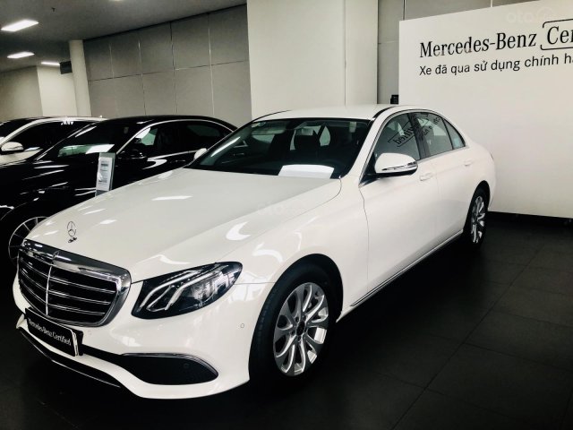 Cần bán Mercedes E200 màu trắng, đen mới 99%0