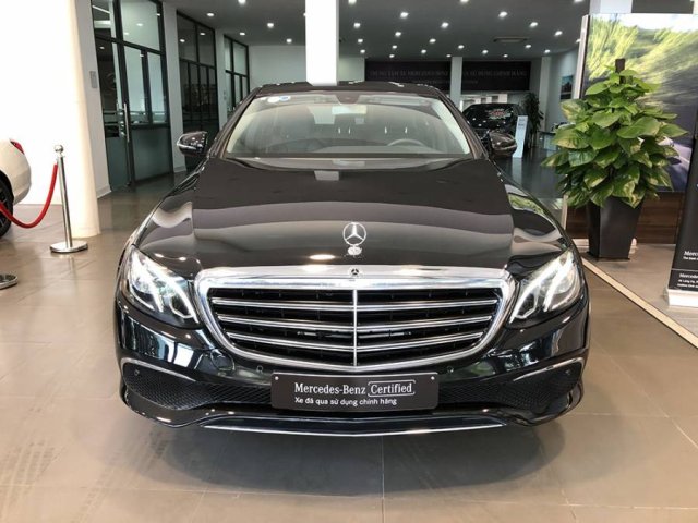 Bán xe Mercedes E200 sản xuất năm 2018, màu đen như mới0