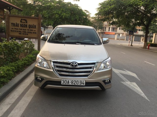 Chính chủ tôi cần bán chiếc Toyota Innova 2.0E 2015 xố sàn màu cát vàng chính chủ tên tôi lh 0988629735