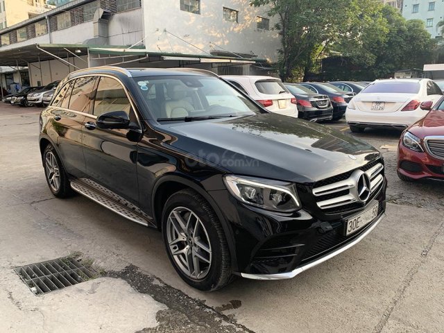 Chính chủ gửi bán xe Mercedes GLC 300 model 2019 màu đen, giá cực rẻ