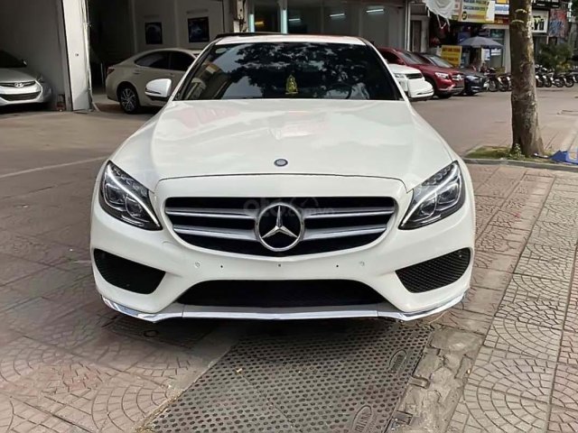 Cần bán xe Mercedes C300 AMG sản xuất 2017, màu trắng0