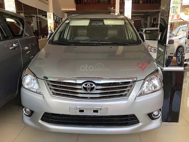 Cần bán lại xe Toyota Innova năm sản xuất 2013, màu bạc xe còn mới lắm0