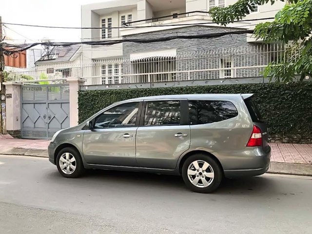 Cần bán Nissan Grand livina 1.8 AT 2011, màu xám, xe gia đình 