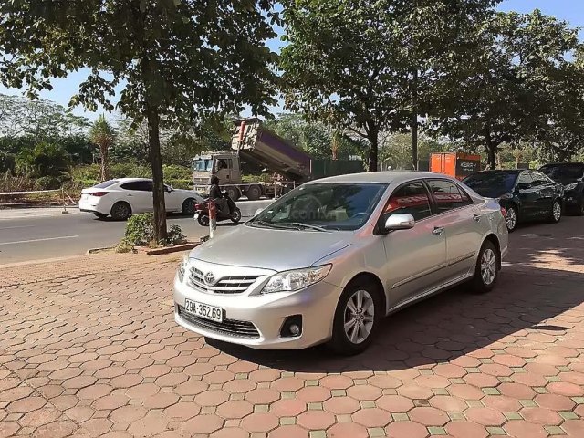 Cần bán gấp Toyota Corolla Altis đời 2011, màu bạc, số tự động0