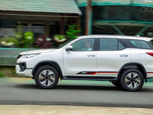 Trả góp 0% lãi suất + Phụ kiện tặng kèm, Toyota Fortuner 2.4 AT năm 2019, màu trắng, nhập khẩu0