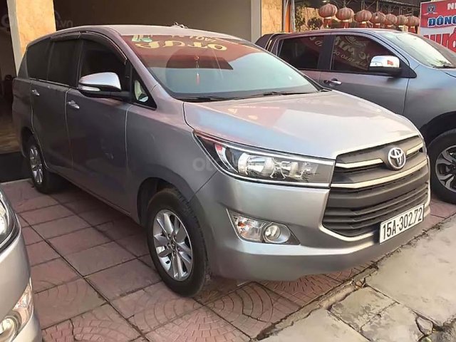 Cần bán xe Toyota Innova năm 2017, màu bạc giá cạnh tranh0