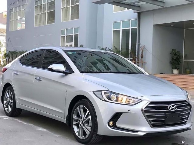 Bán Hyundai Elantra đời 2017, màu bạc xe còn mới nguyên