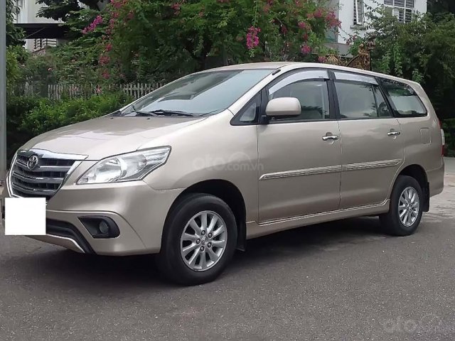 Bán Toyota Innova 2.0E 2014, màu bạc xe còn mới lắm0