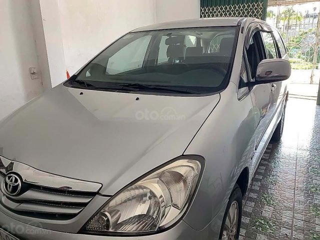 Bán Toyota Innova năm 2010, màu bạc, giá tốt xe còn mới nguyên0