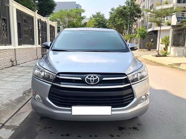 Cần bán lại xe Toyota Innova MT 2018, màu bạc số sàn