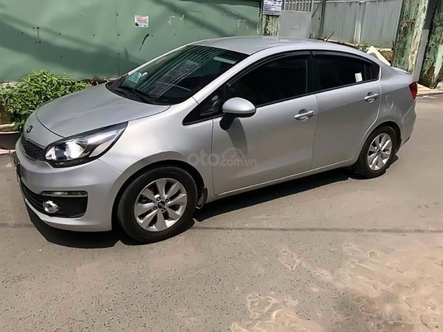 Cần bán lại xe Kia Rio MT đời 2017, màu bạc, số sàn, 363tr0