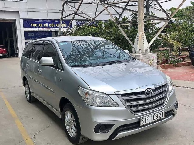 Cần bán xe Toyota Innova 2.0E 2015, màu bạc