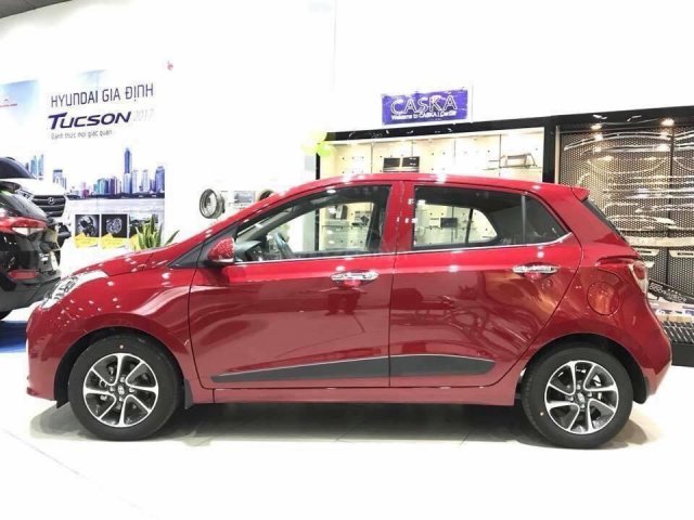 Tưng bừng khuyến mãi cuối năm chiếc xe Hyundai Grand i10 sản xuất 2019, màu đỏ0