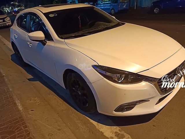 Cần bán gấp Mazda 3 năm sản xuất 2017, màu trắng, 590 triệu