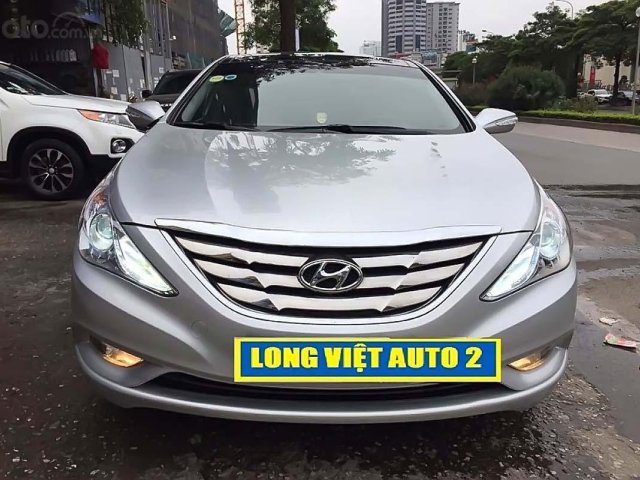 Cần bán lại xe Hyundai Sonata 2.0 AT đời 2011, màu bạc, xe nhập chính chủ0