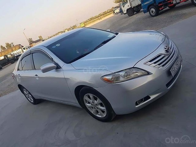 Cần bán xe Toyota Camry LE năm 2006, màu bạc, nhập khẩu