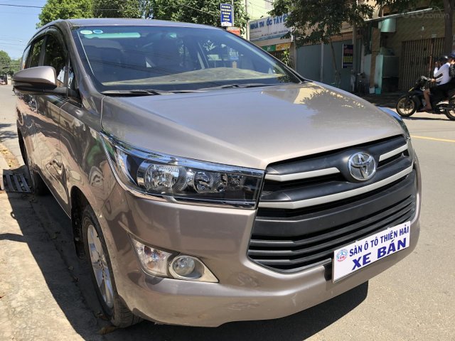 Bán ô tô Toyota Innova 2.0E năm sản xuất 2017, màu nâu0