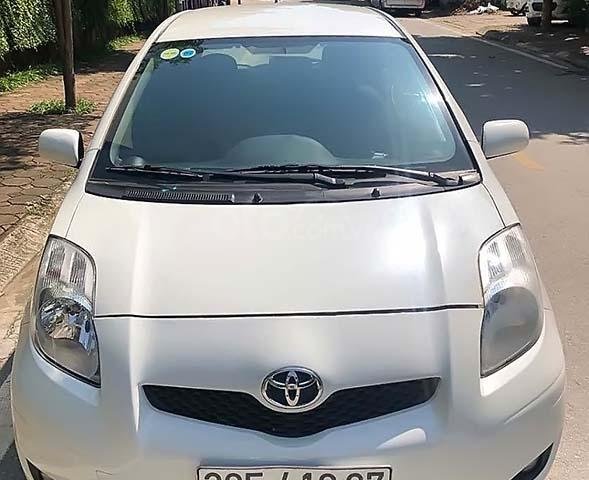 Bán Toyota Yaris 1.3 AT sản xuất 2010, màu trắng, nhập khẩu nguyên chiếc xe gia đình