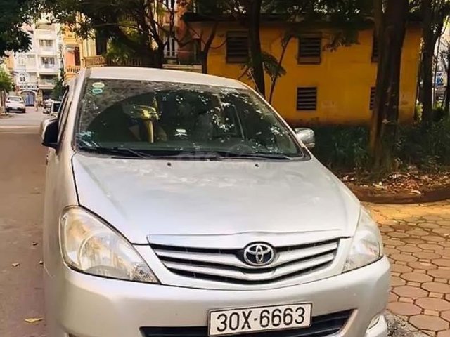 Bán ô tô Toyota Innova 2010, màu bạc số sàn