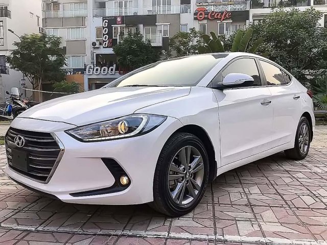 Cần bán gấp Hyundai Elantra năm sản xuất 2019, màu trắng xe còn mới lắm0