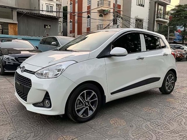 Cần bán Hyundai Grand i10 1.2 AT năm 2017, màu trắng0