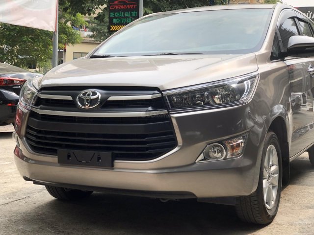 Bán Toyota Innova E 2.0MT số sàn 2019, màu nâu vàng0