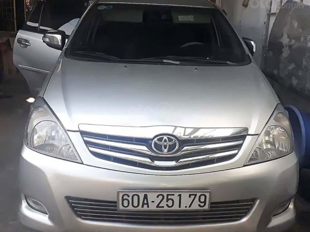 Cần bán Toyota Innova V 2011, màu bạc, giá tốt0