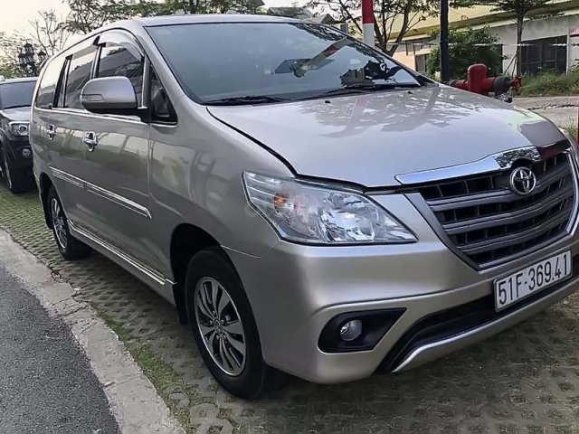 Bán ô tô Toyota Innova 2.0E MT đời 2015, màu vàng xe gia đình0