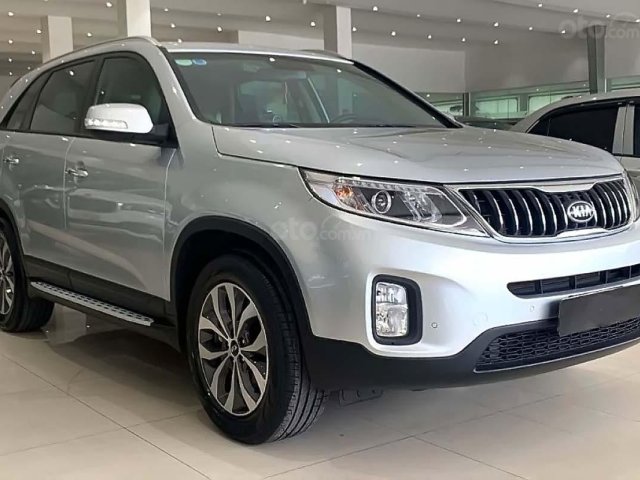 Bán Kia Sorento GAT đời 2017, màu bạc, 685 triệu