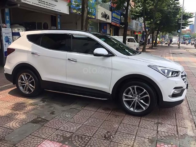 Bán Hyundai Santa Fe 2.2 đời 2017, màu trắng xe gia đình0