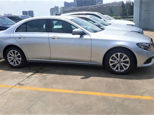 Bán xe Mercedes E200 sản xuất 2017, màu bạc còn rất mới