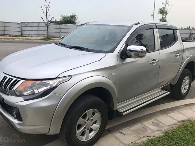 Cần bán Mitsubishi Triton 4x2 MT năm 2017, màu bạc, nhập khẩu nguyên chiếc xe gia đình