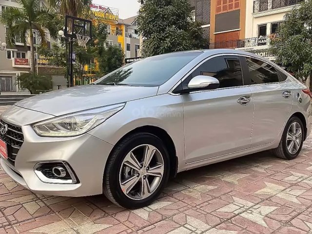 Cần bán Hyundai Accent 1.4 ATH đời 2018, màu bạc như mới, 548tr0