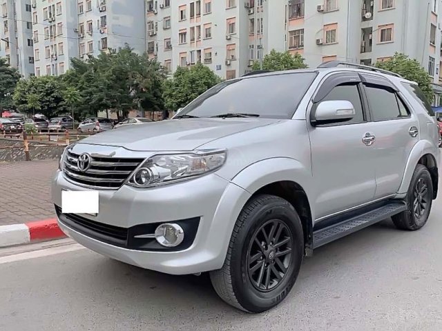 Xe Toyota Fortuner 2.7V 4x2 AT năm sản xuất 2015, màu bạc