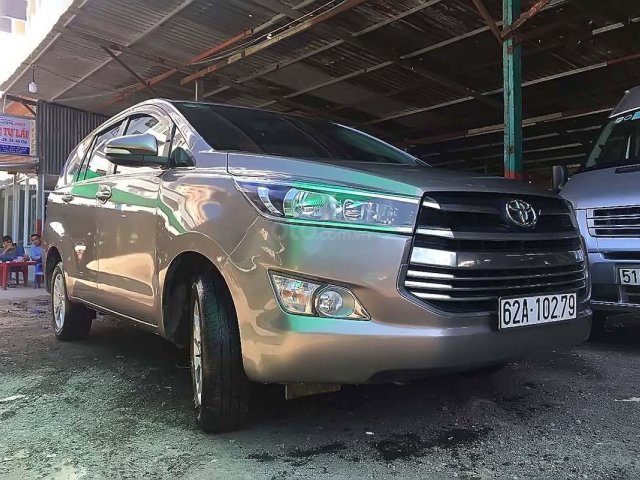 Bán Toyota Innova 2.0E MT năm 2016, màu xám xe gia đình