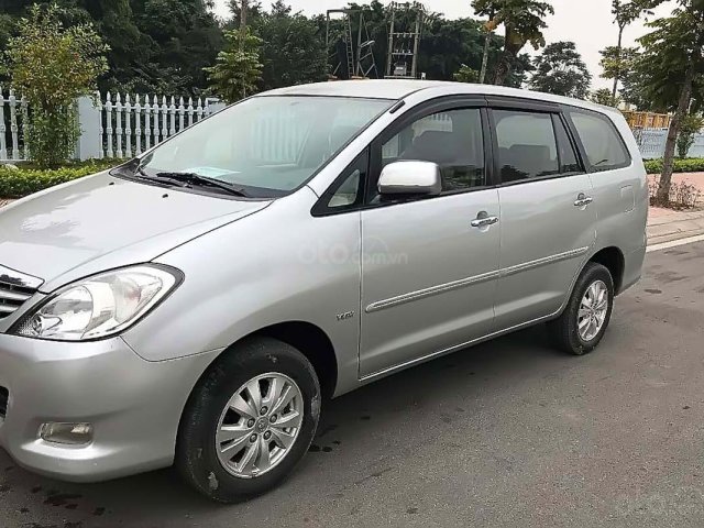 Cần bán xe Toyota Innova sản xuất năm 2010, màu bạc xe còn mới lắm