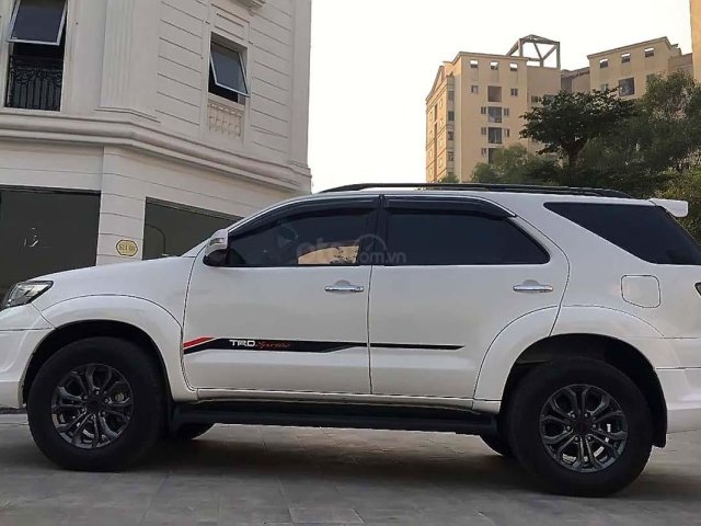 Bán xe Toyota Fortuner sản xuất 2015, màu trắng xe còn mới lắm0