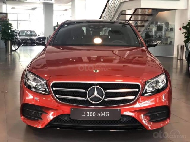 Mercedes Benz E300 AMG 2019, màu đỏ0