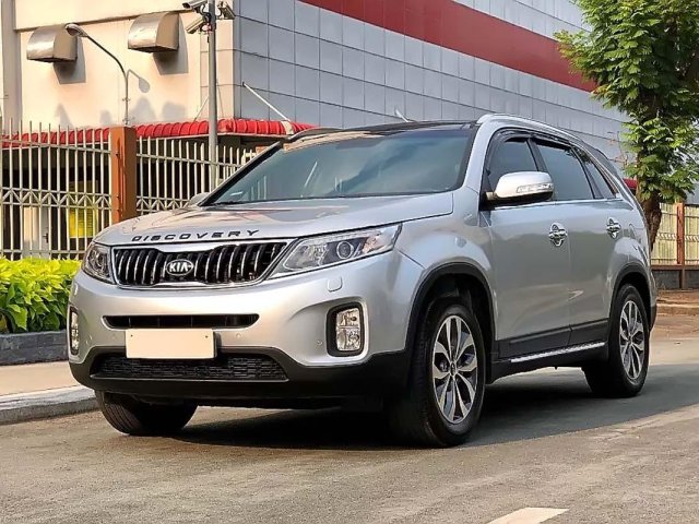 Cần bán lại xe Kia Sorento đời 2017, màu bạc như mới