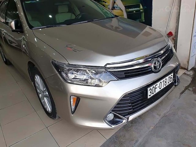 Cần bán gấp Toyota Camry đời 2017, màu vàng0